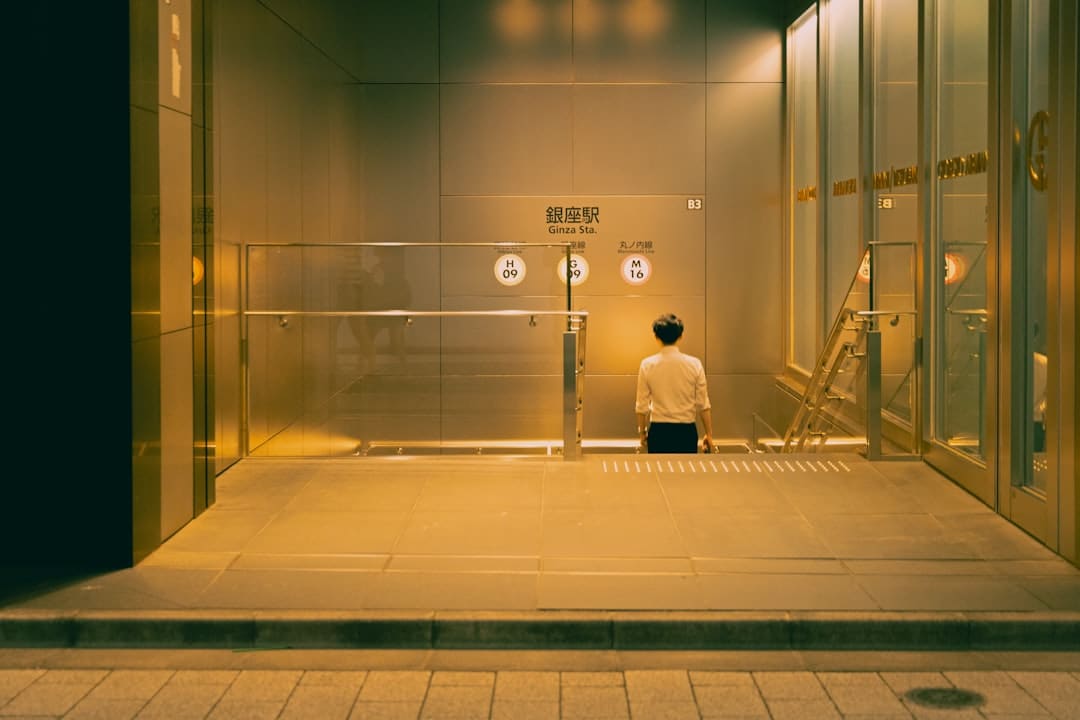 鹿晗拒绝staff帮忙系鞋带 真偶像的风采
